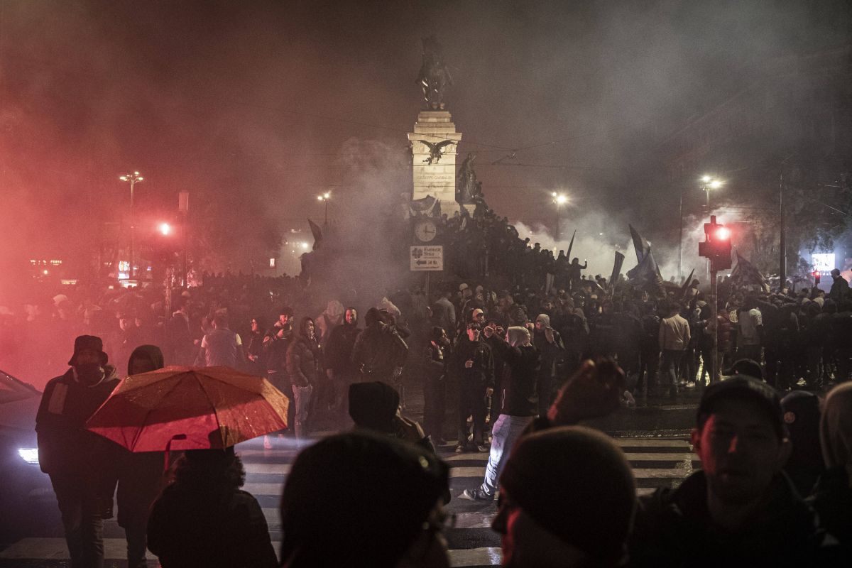 N-au mai ținut cont de reguli! Cum au sărbătorit fanii lui Inter titlul din Serie A: s-au urcat pe statuia Regelui și au luminat Domul din Milano