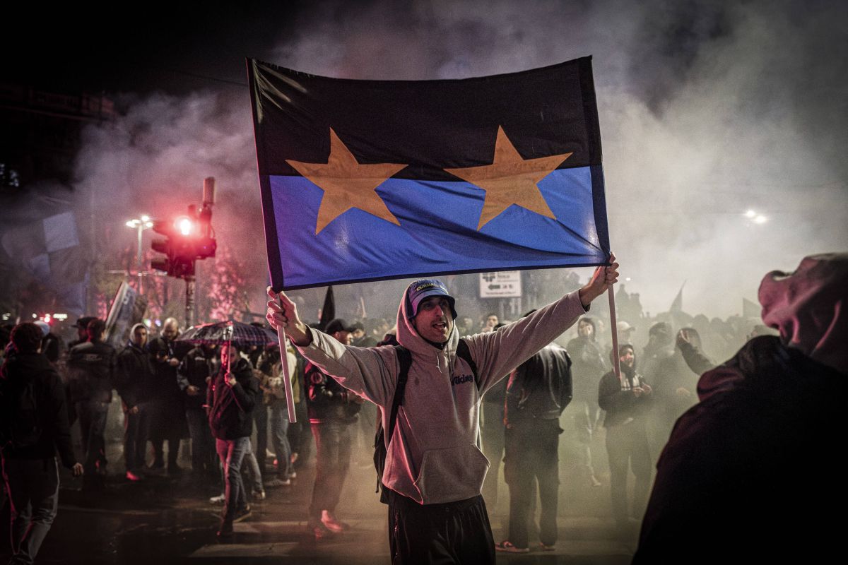 N-au mai ținut cont de reguli! Cum au sărbătorit fanii lui Inter titlul din Serie A: s-au urcat pe statuia Regelui și au luminat Domul din Milano