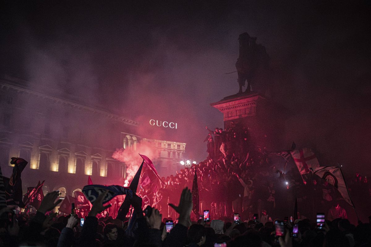 N-au mai ținut cont de reguli! Cum au sărbătorit fanii lui Inter titlul din Serie A: s-au urcat pe statuia Regelui și au luminat Domul din Milano