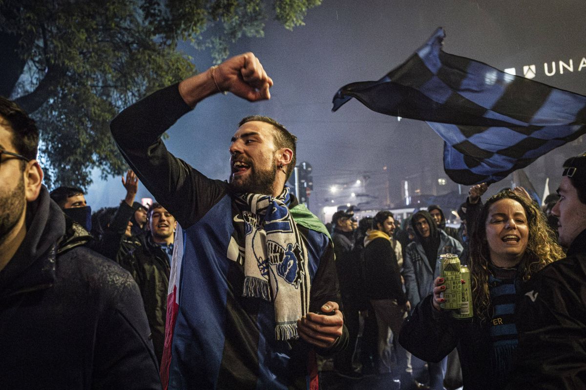 N-au mai ținut cont de reguli! Cum au sărbătorit fanii lui Inter titlul din Serie A: s-au urcat pe statuia Regelui și au luminat Domul din Milano