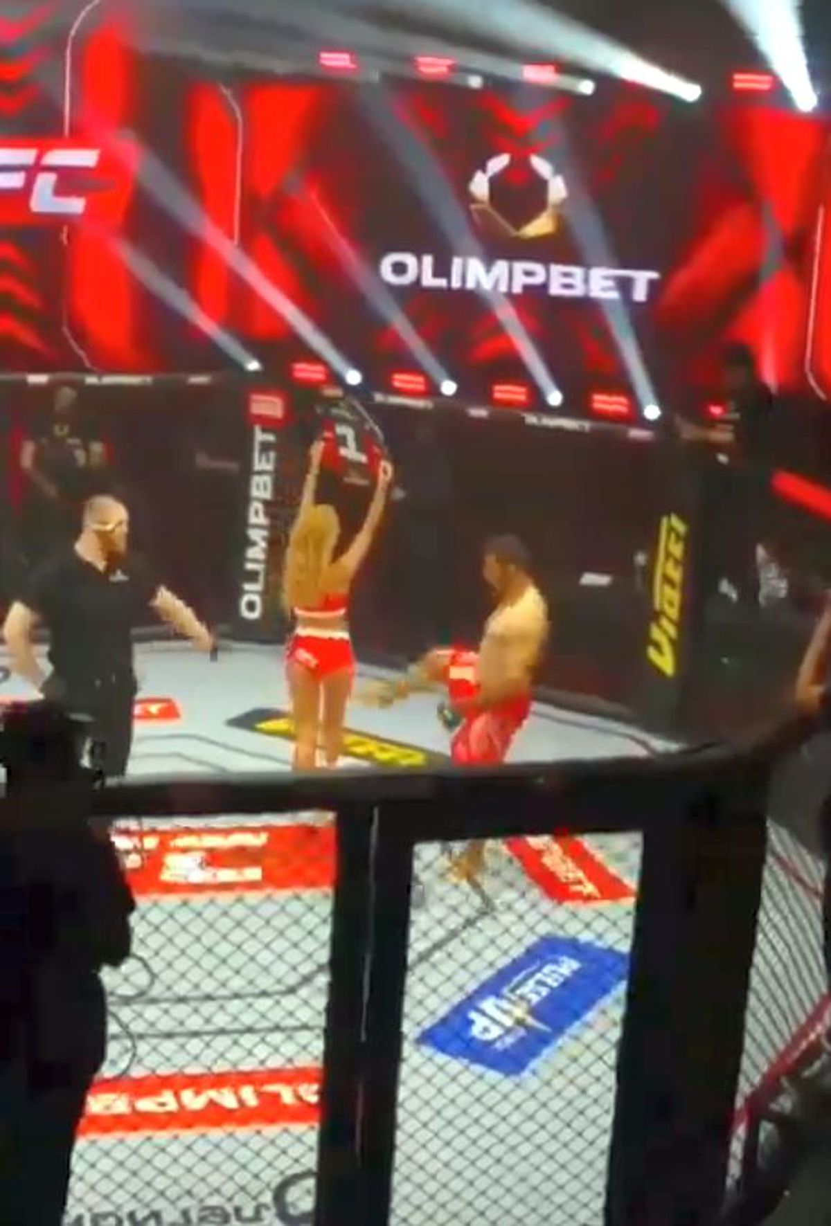 Bătut de fani și suspendat pe viață, luptătorul de MMA care a lovit o „ring girl” vine cu explicații: „Am un mesaj pentru Maria”