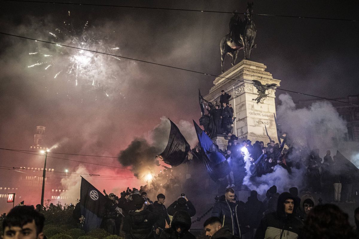 N-au mai ținut cont de reguli! Cum au sărbătorit fanii lui Inter titlul din Serie A: s-au urcat pe statuia Regelui și au luminat Domul din Milano