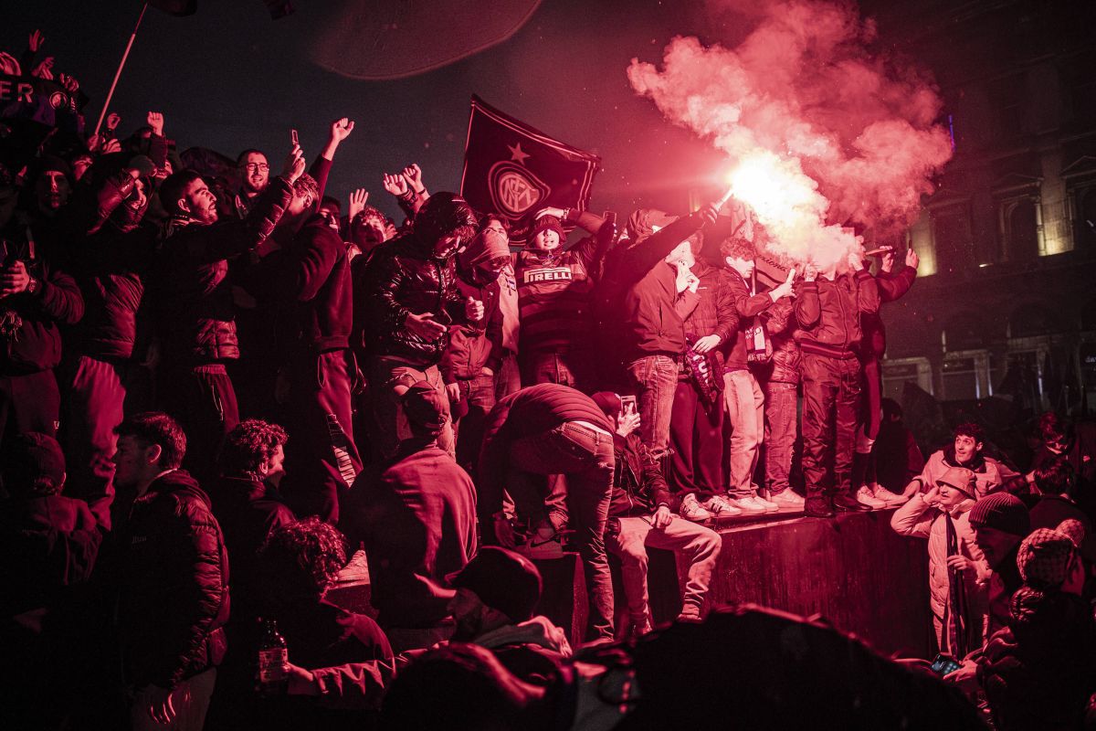 N-au mai ținut cont de reguli! Cum au sărbătorit fanii lui Inter titlul din Serie A: s-au urcat pe statuia Regelui și au luminat Domul din Milano