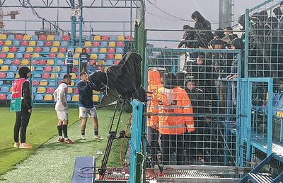 Reporterii GSP au filmat cum fotbalistul de la FCU Craiova a criticat strategia lui Trică în fața suporterilor: „Suntem vai morții noștri!”