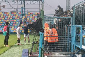 Reporterii GSP au filmat cum fotbalistul de la FCU Craiova a criticat strategia lui Trică în fața suporterilor: „Suntem vai morții noștri!”