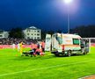 Ambulanța a intrat pe gazon pentru a-i acorda primul ajutor lui Romario Benzar  / foto: Ionuț Tăbultoc