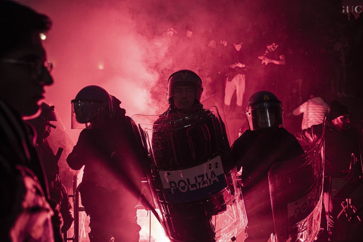 N-au mai ținut cont de reguli! Cum au sărbătorit fanii lui Inter titlul din Serie A: s-au urcat pe statuia Regelui și au luminat Domul din Milano