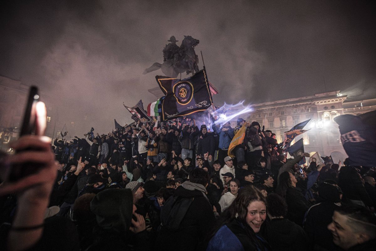 N-au mai ținut cont de reguli! Cum au sărbătorit fanii lui Inter titlul din Serie A: s-au urcat pe statuia Regelui și au luminat Domul din Milano
