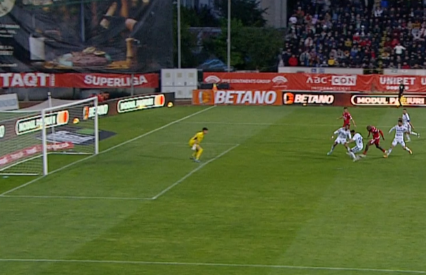 A fost sau nu ofsaid? Golul marcat de Dinamo a fost anulat, dar reluările nu sunt deloc clare