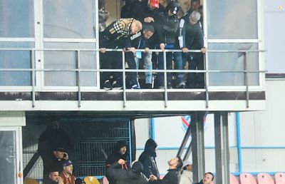 Scandal la FC Voluntari - FCU Craiova! S-a ajuns la flegme și la înjurături violente între oficiali!