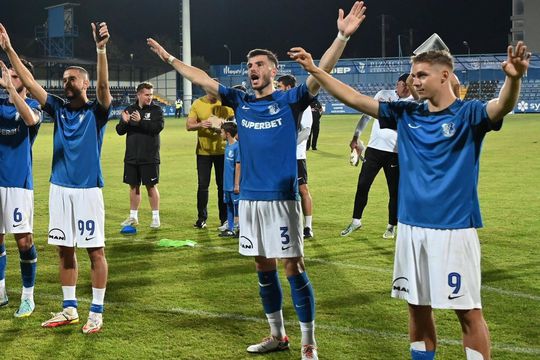 Mihai Popescu, al doilea de la dreapta la stânga, după Louis Munteanu