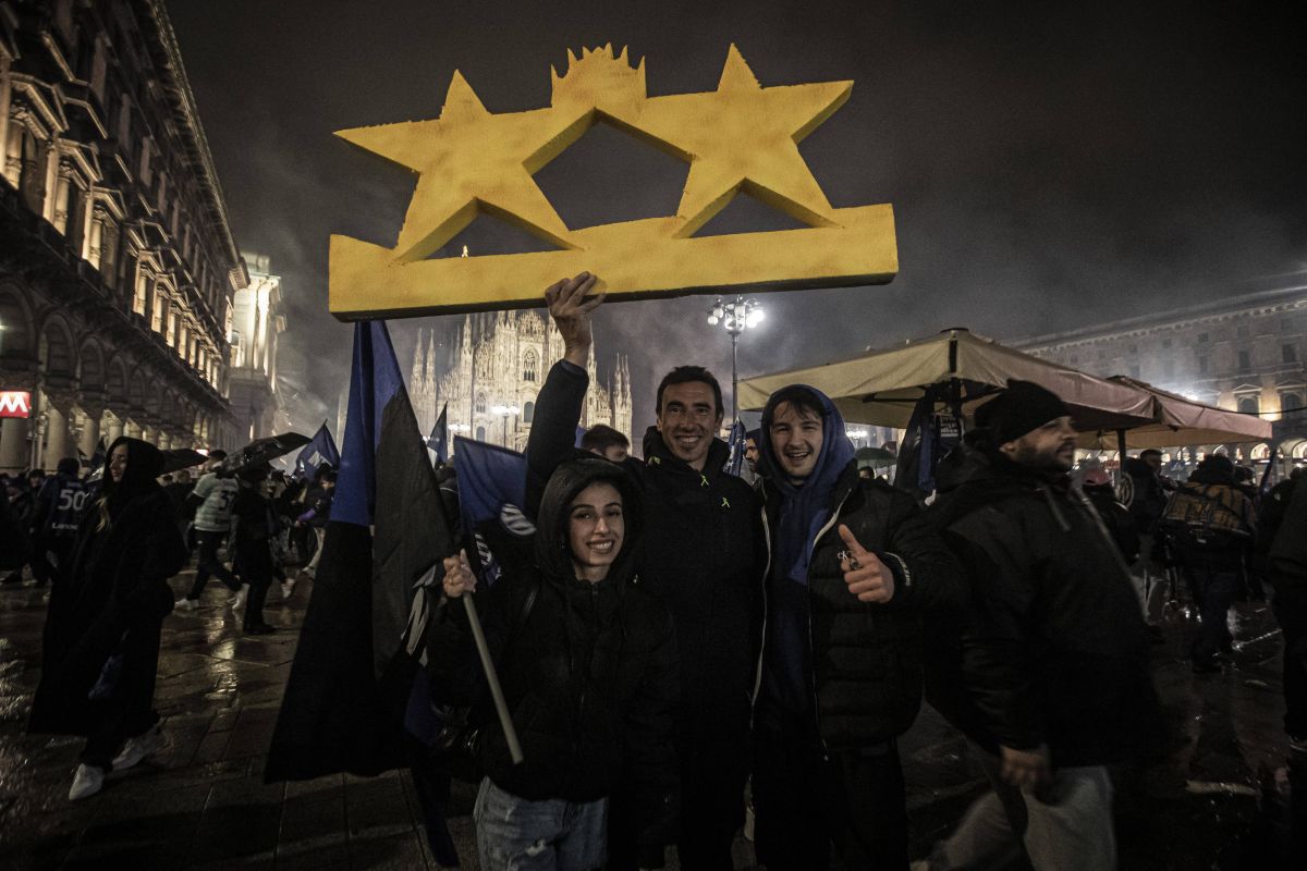 N-au mai ținut cont de reguli! Cum au sărbătorit fanii lui Inter titlul din Serie A: s-au urcat pe statuia Regelui și au luminat Domul din Milano