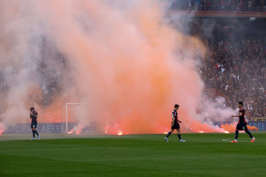 Fanii celor de la Genoa au aprins torțe și fumigene la partida cu Lazio / Foto. Imago Genoa - Lazio 0-2 » Dia și Castellanos înving genovezii pe Stadio Luigi Ferraris