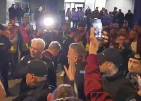 Hermannstadt - Rapid 2-1. Scene tensionate la Sibiu! I-au cerut demisia lui Șumudică la autocar: „Lasă-ne!” » Antrenorul a venit în mijlocul fanilor nervoși