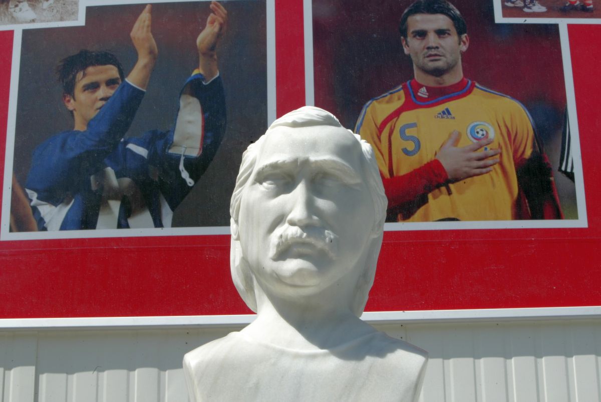 Cristi Chivu, inimă de reșițean » Imagini din 2010, de la dezvelirea bustului lui Mircea Chivu, regretatul său tată