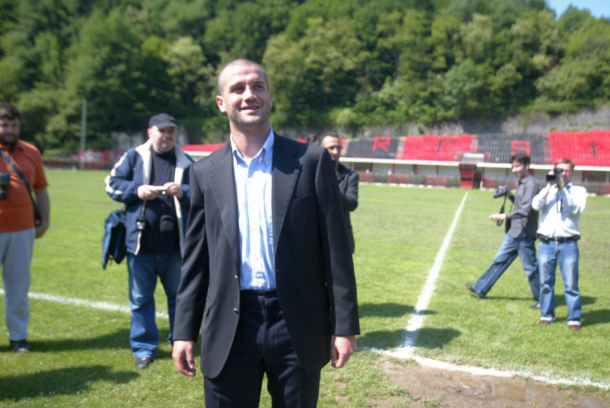 „Acasă la Cristi Chivu” » Italienii au ajuns la Reșița, în orașul campionului! Detaliul care i-a surprins: „Se întoarce pe furiș la mormânt”