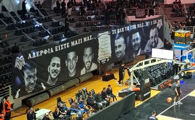 Fanii lui PAOK, omagiu pentru suporterii care și-au pierdut viața în România / foto: Facebook @Ultras Globe