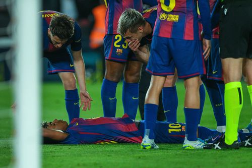 Coechipierii, îngrijorați, s-au strâns în jurul lui Lamine Yamal / Foto: Imago