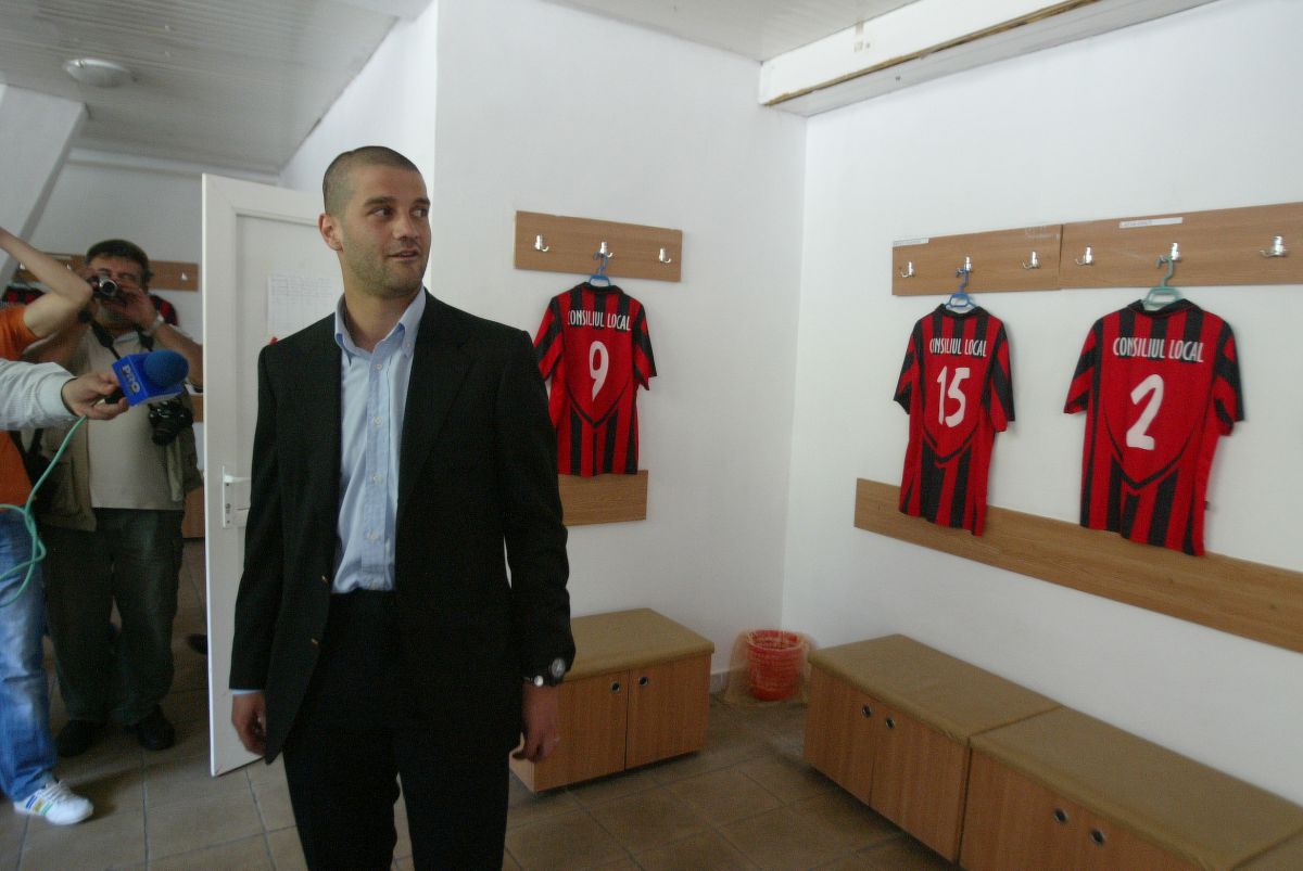 Cristi Chivu, inimă de reșițean » Imagini din 2010, de la dezvelirea bustului lui Mircea Chivu, regretatul său tată