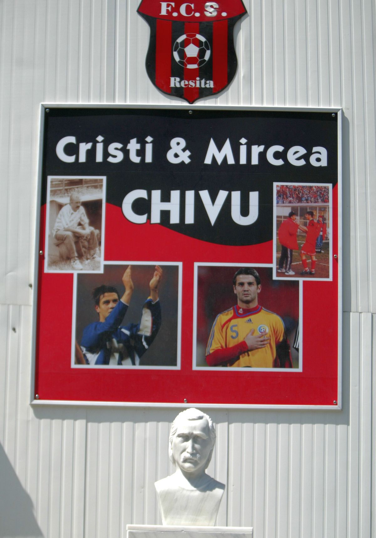 „Acasă la Cristi Chivu” » Italienii au ajuns la Reșița, în orașul campionului! Detaliul care i-a surprins: „Se întoarce pe furiș la mormânt”