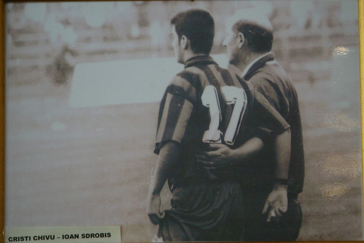 Cristi Chivu, inimă de reșițean » Imagini din 2010, de la dezvelirea bustului lui Mircea Chivu, regretatul său tată