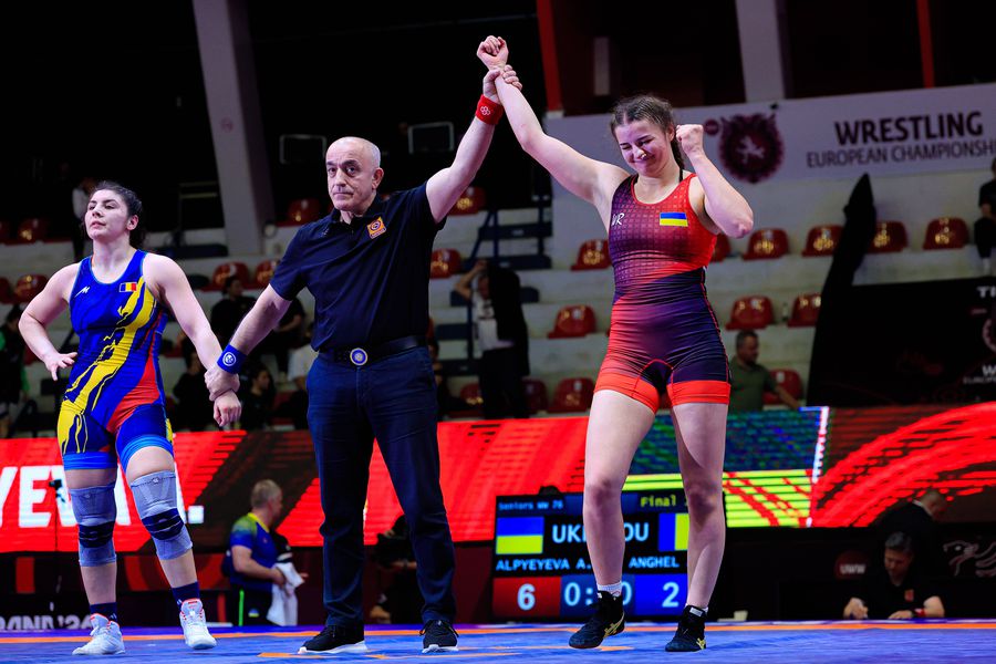 Un aur, un argint și două bronzuri într-o singură seară pentru luptătoarele din România la Campionatele Europene de la Tirana