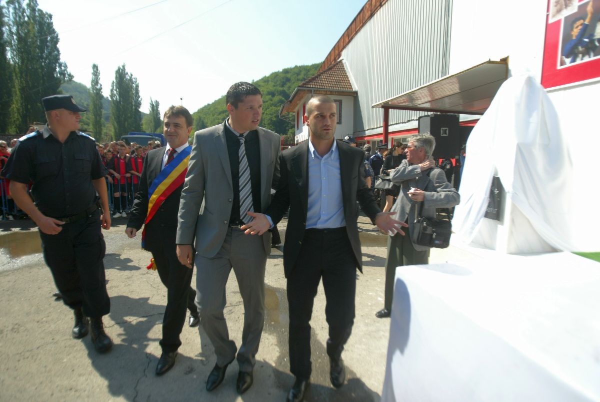 „Acasă la Cristi Chivu” » Italienii au ajuns la Reșița, în orașul campionului! Detaliul care i-a surprins: „Se întoarce pe furiș la mormânt”