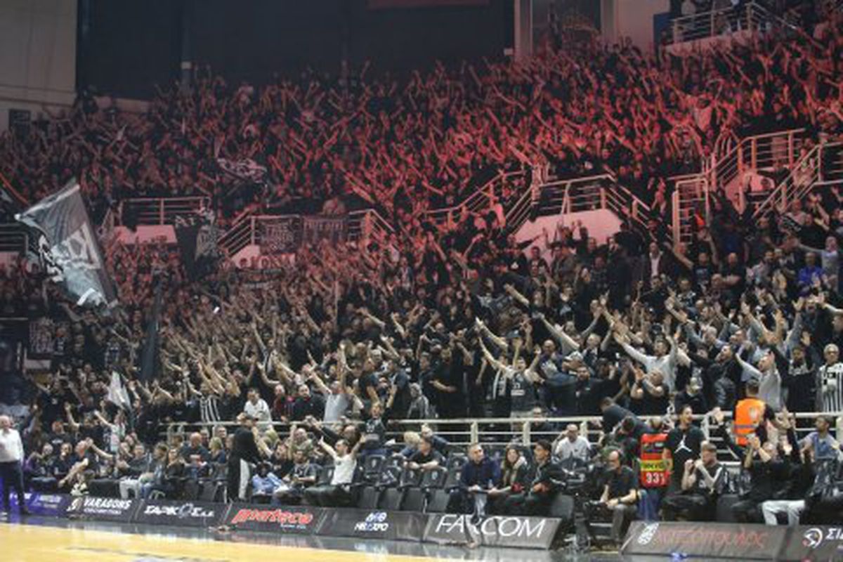 Fanii lui PAOK, omagiu pentru suporterii care și-au pierdut viața în România » Atmosferă electrizantă la Salonic