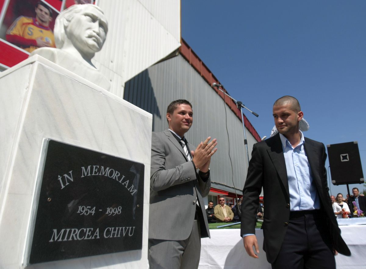 Cristi Chivu, inimă de reșițean » Imagini din 2010, de la dezvelirea bustului lui Mircea Chivu, regretatul său tată