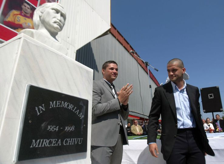 Cristi Chivu în 2010, la dezvelirea bustului tatălui său, la Reșița / Sursă foto: Arhivă Gazeta Sporturilor