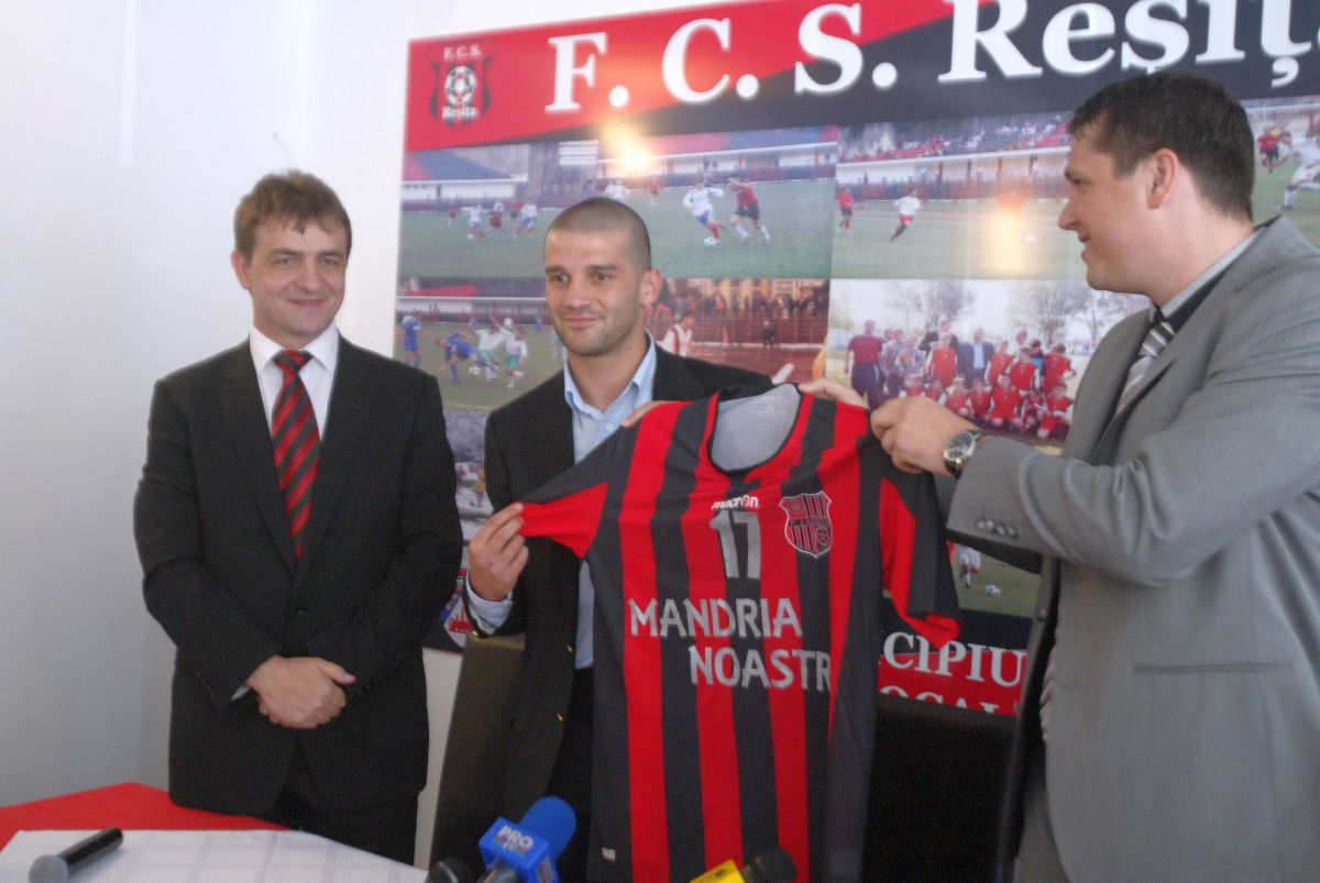 Cristi Chivu, inimă de reșițean » Imagini din 2010, de la dezvelirea bustului lui Mircea Chivu, regretatul său tată