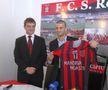 Cristi Chivu în 2010, la dezvelirea bustului tatălui său, la Reșița / Sursă foto: Arhivă Gazeta Sporturilor