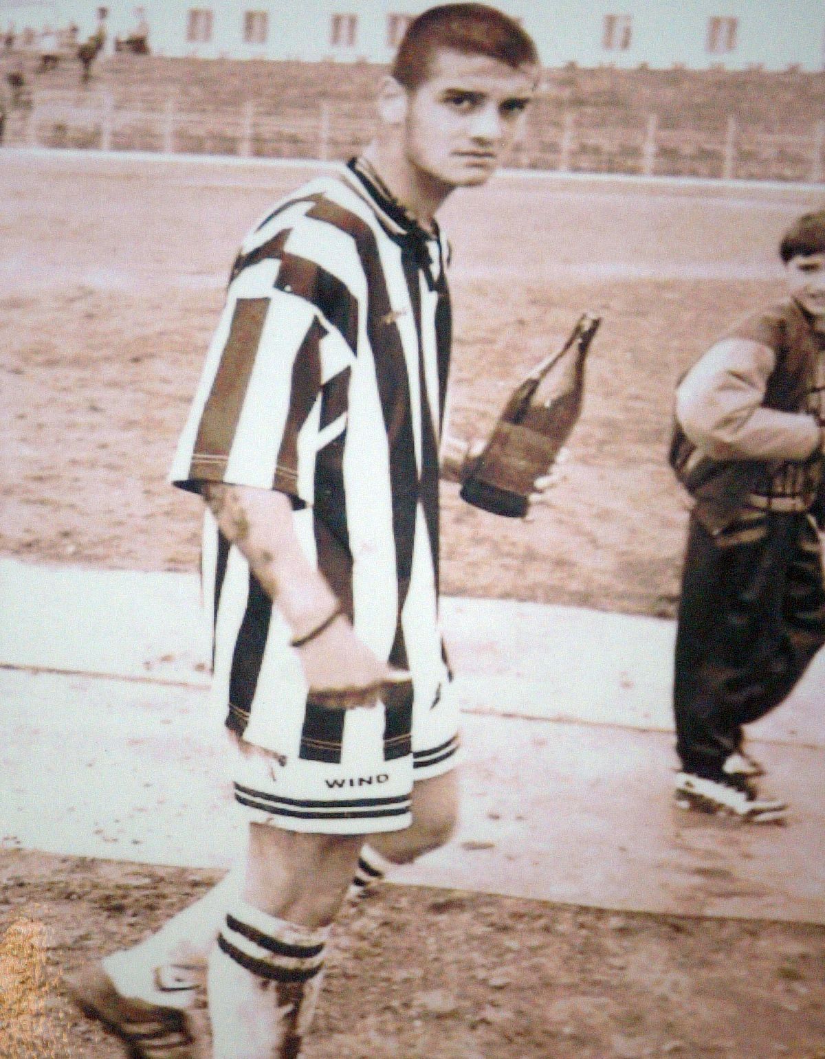 „Uitați-vă la el, e și o mână divină” » Poveștile emoționante ale oamenilor lângă care a crescut Cristi Chivu: „Fie iertat, tatăl lui nu-l lăsa să facă nimic!”