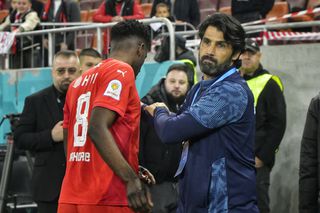 Mai rar așa ceva! Filipe Coelho i-a așteptat pe jucătorii lui Dinamo în gura tunelului » Ce a urmat nu s-a văzut în România!