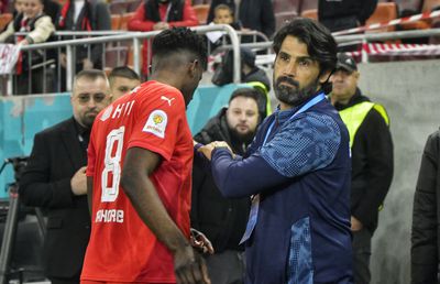 Mai rar așa ceva! Filipe Coelho i-a așteptat pe jucătorii lui Dinamo în gura tunelului » Ce a urmat nu s-a văzut în România!