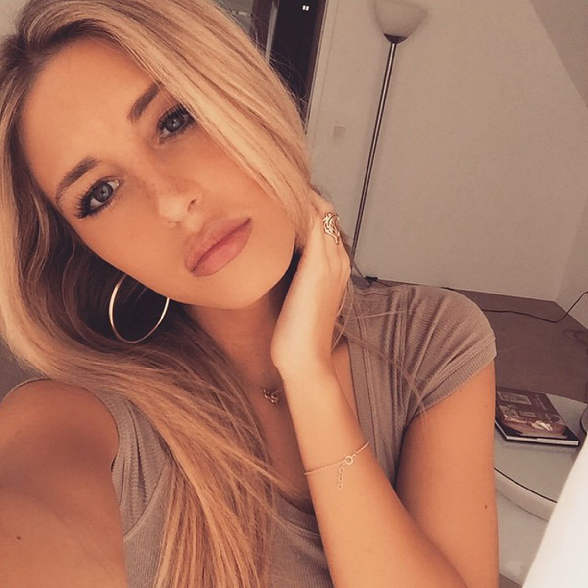 Incredibil: soția unui star de la Arsenal, prinsă cu o armă pe aeroport! Cum se apără femeia