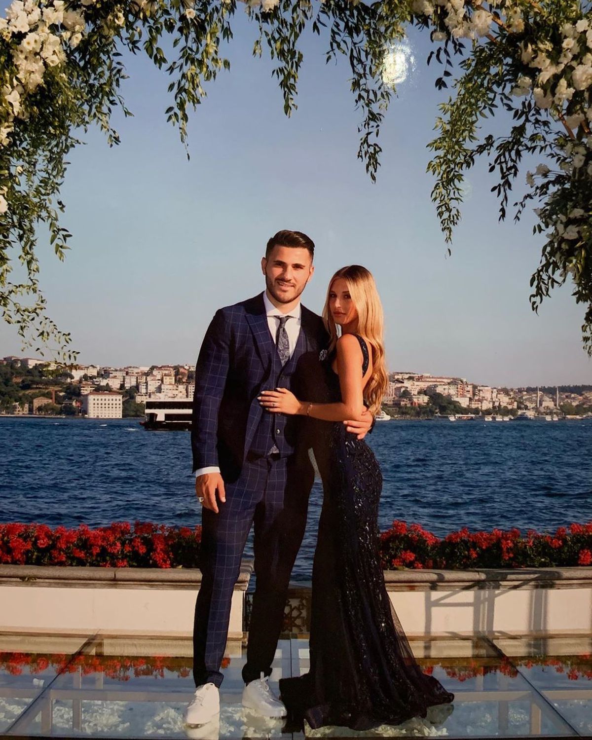 Incredibil: soția unui star de la Arsenal, prinsă cu o armă pe aeroport! Cum se apără femeia