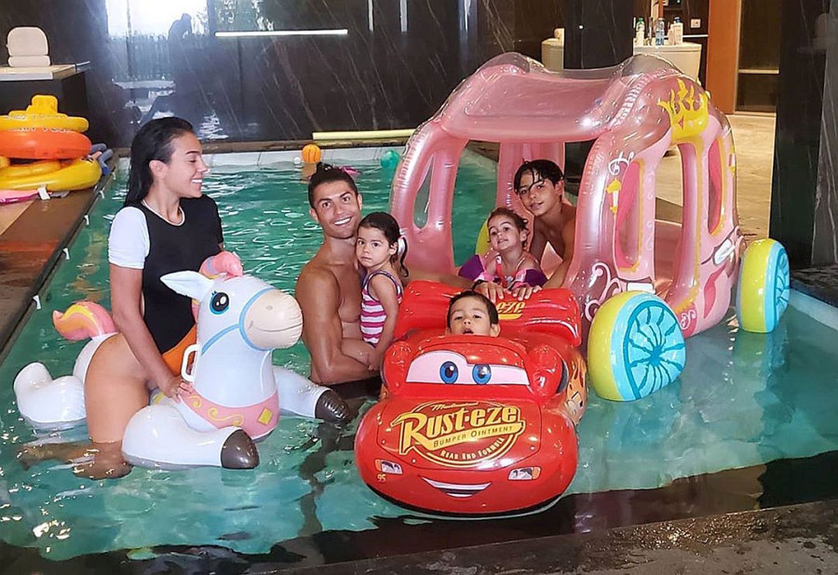FOTO Georgina Rodriguez face spectacol pe Instagram! Iubita lui Cristiano Ronaldo a strâns peste un milion de like-uri în 3 ore