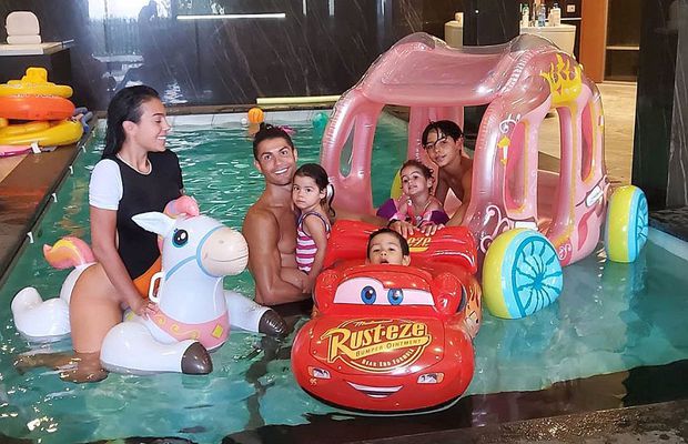 FOTO Georgina Rodriguez face spectacol pe Instagram! Iubita lui Cristiano Ronaldo a strâns peste un milion de like-uri în 3 ore