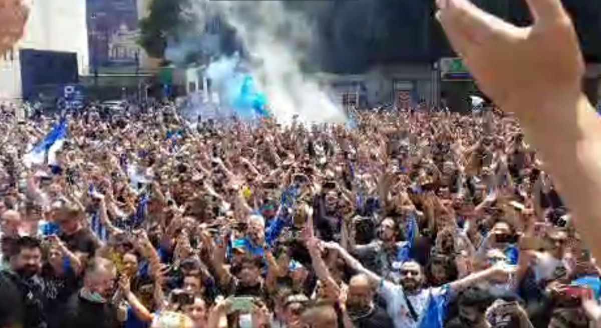 Fanii Craiovei s-au strâns în centru pentru a sărbători Cupa României! Show cu torțe făcut de olteni