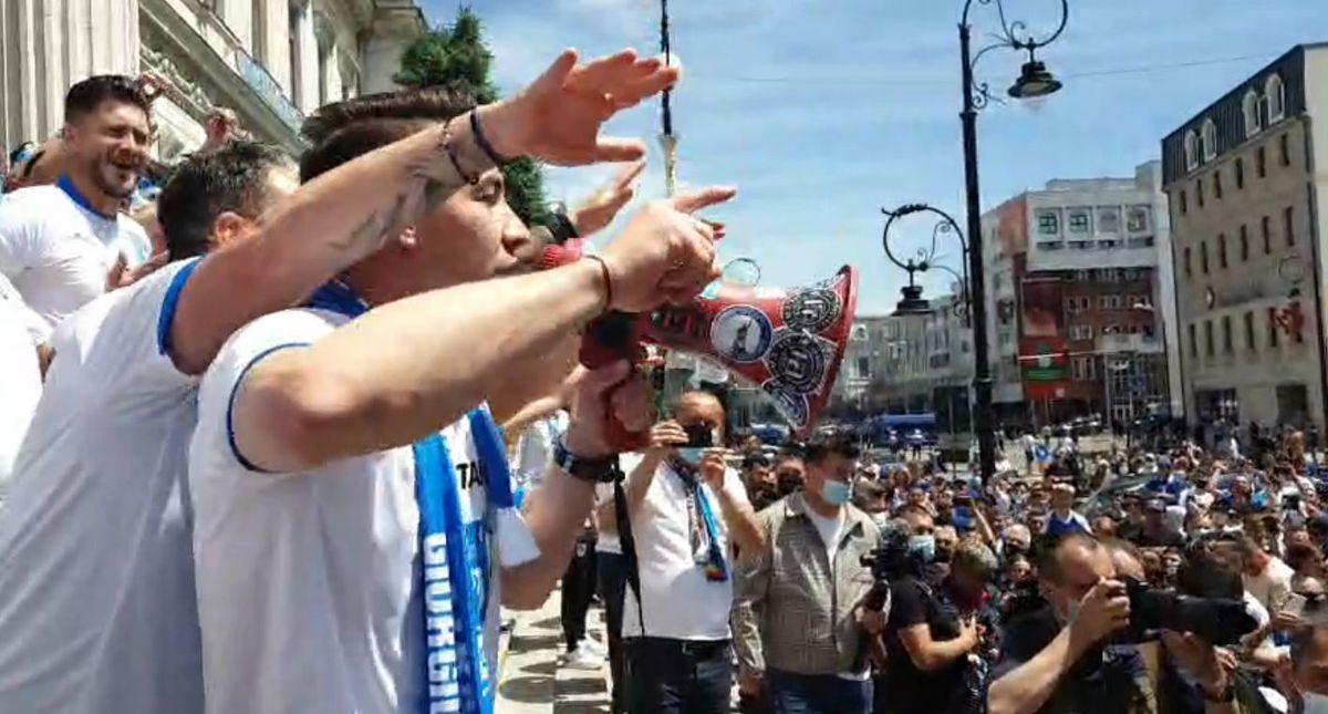 Fanii Craiovei s-au strâns în centru pentru a sărbători Cupa României! Show cu torțe făcut de olteni