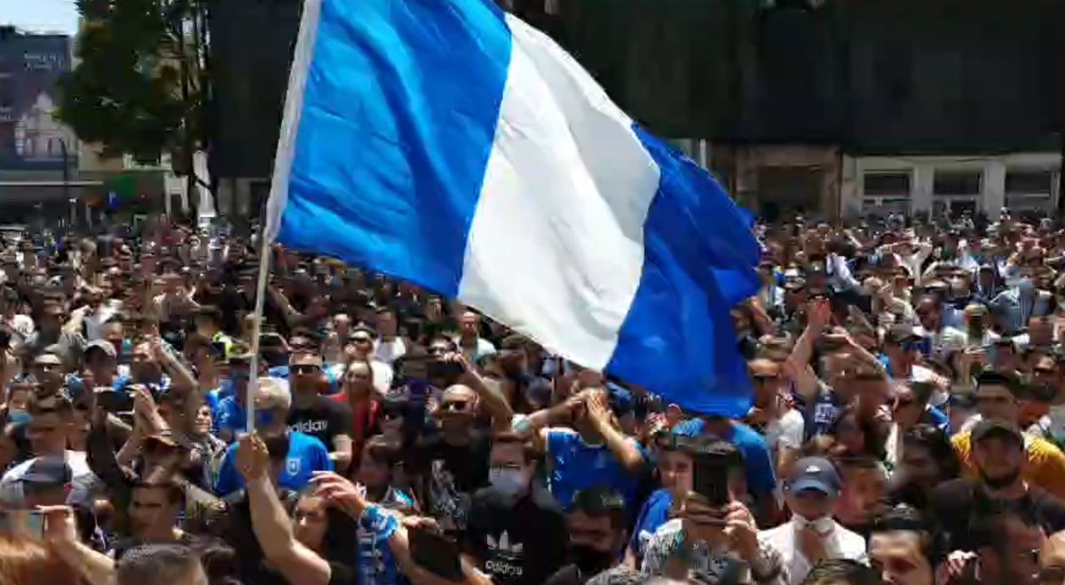 Fanii Craiovei s-au strâns în centru pentru a sărbători Cupa României! Show cu torțe făcut de olteni