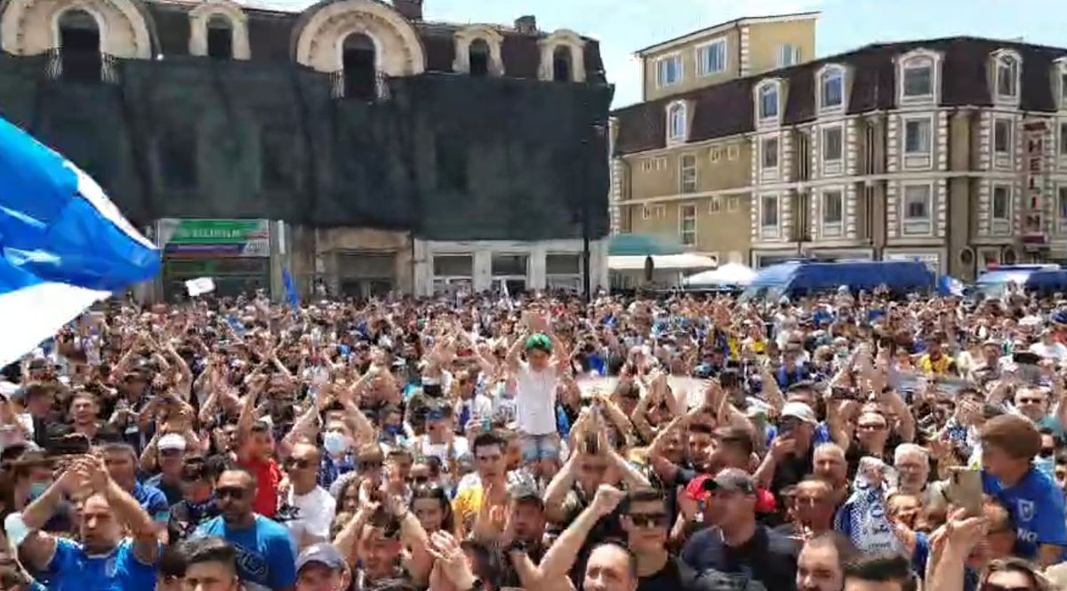 Fanii Craiovei s-au strâns în centru pentru a sărbători Cupa României! Show cu torțe făcut de olteni