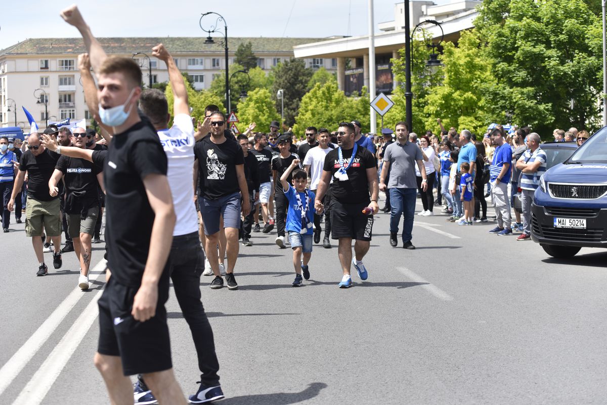 Fanii Craiovei s-au strâns în centru pentru a sărbători Cupa României! Show cu torțe făcut de olteni