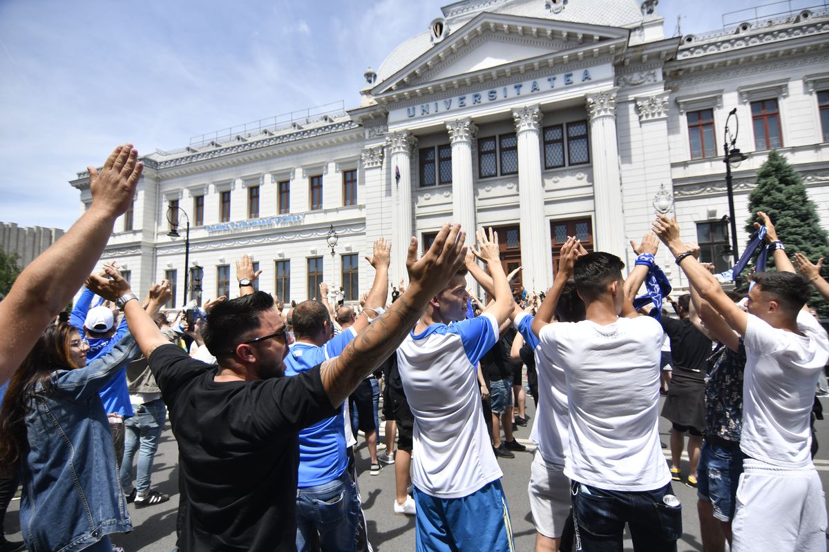 Fanii Craiovei s-au strâns în centru pentru a sărbători Cupa României! Show cu torțe făcut de olteni