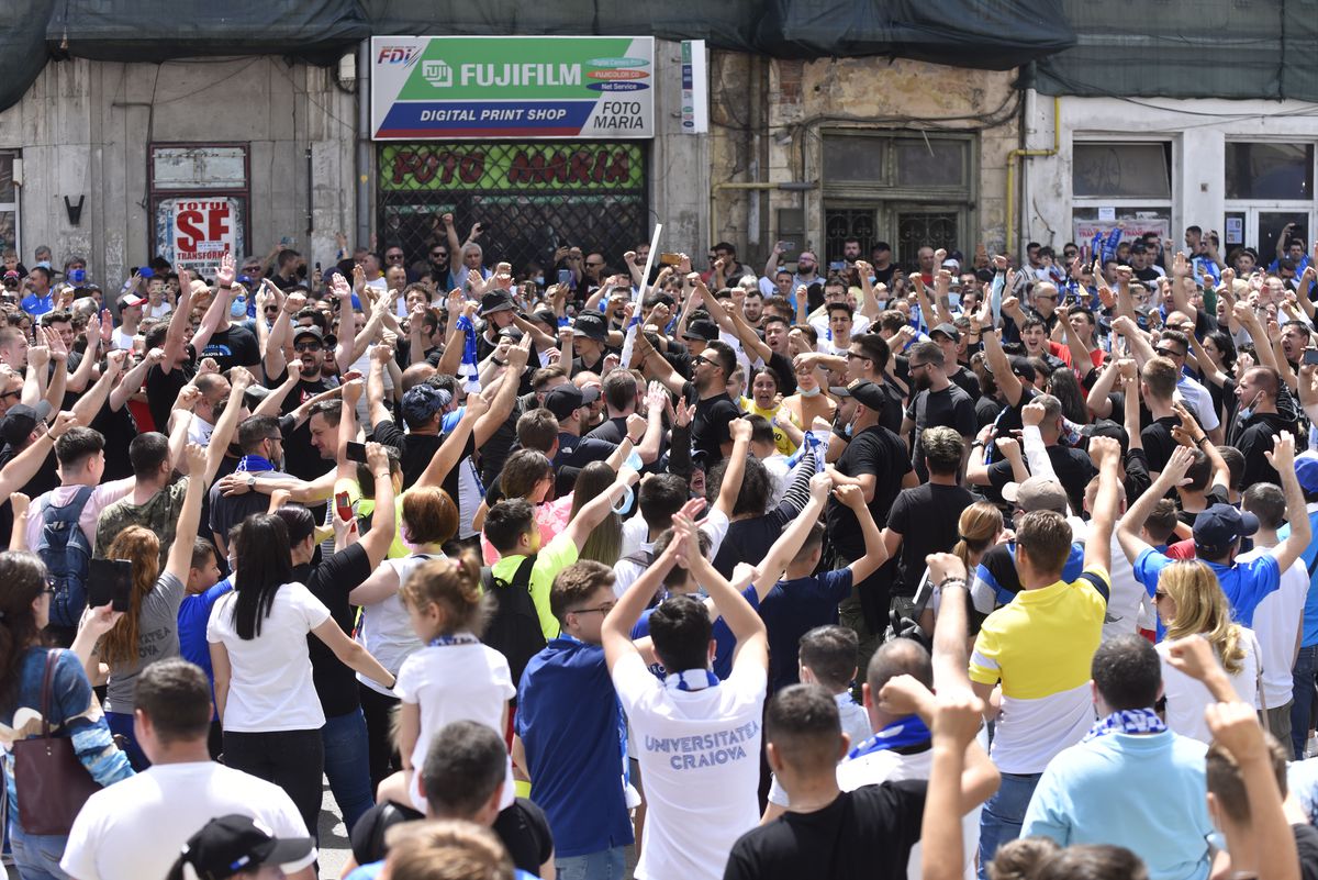 Fanii Craiovei s-au strâns în centru pentru a sărbători Cupa României! Show cu torțe făcut de olteni