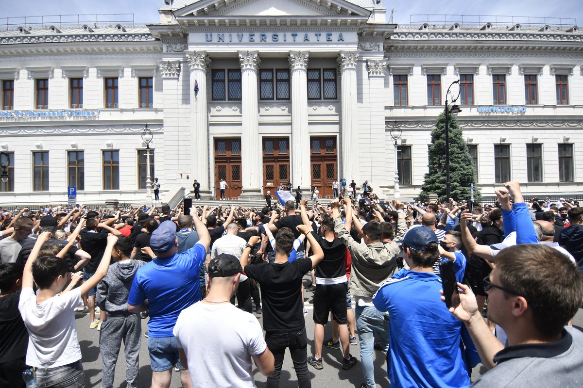 Fanii Craiovei s-au strâns în centru pentru a sărbători Cupa României! Show cu torțe făcut de olteni