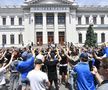 Fanii Craiovei s-au strâns în centru pentru a sărbători Cupa României! Show cu torțe făcut de olteni