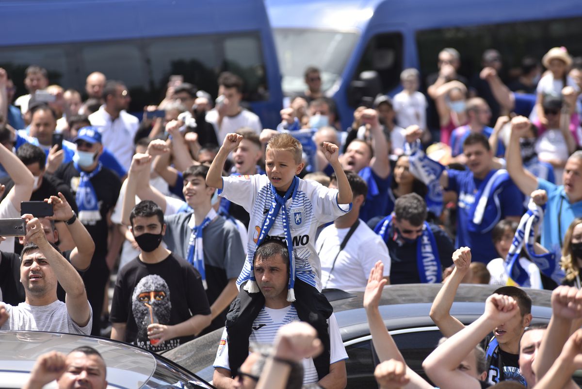 Fanii Craiovei s-au strâns în centru pentru a sărbători Cupa României! Show cu torțe făcut de olteni