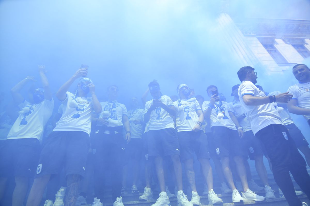 Fanii Craiovei s-au strâns în centru pentru a sărbători Cupa României! Show cu torțe făcut de olteni